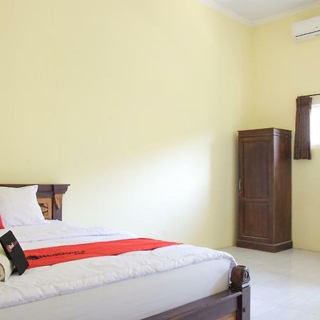 RedDoorz Syariah near Balai Kota Probolinggo 2 Hotel Bagian luar foto