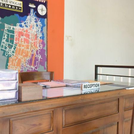 RedDoorz Syariah near Balai Kota Probolinggo 2 Hotel Bagian luar foto