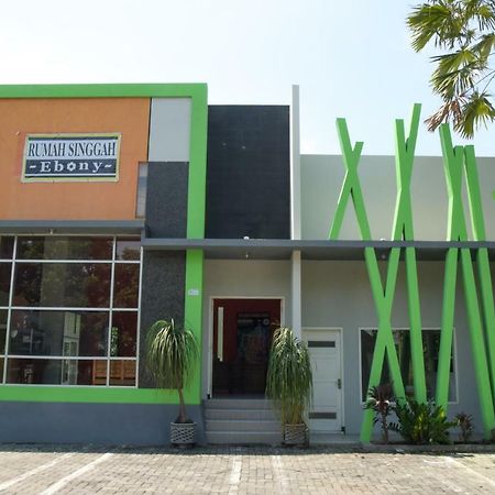 RedDoorz Syariah near Balai Kota Probolinggo 2 Hotel Bagian luar foto