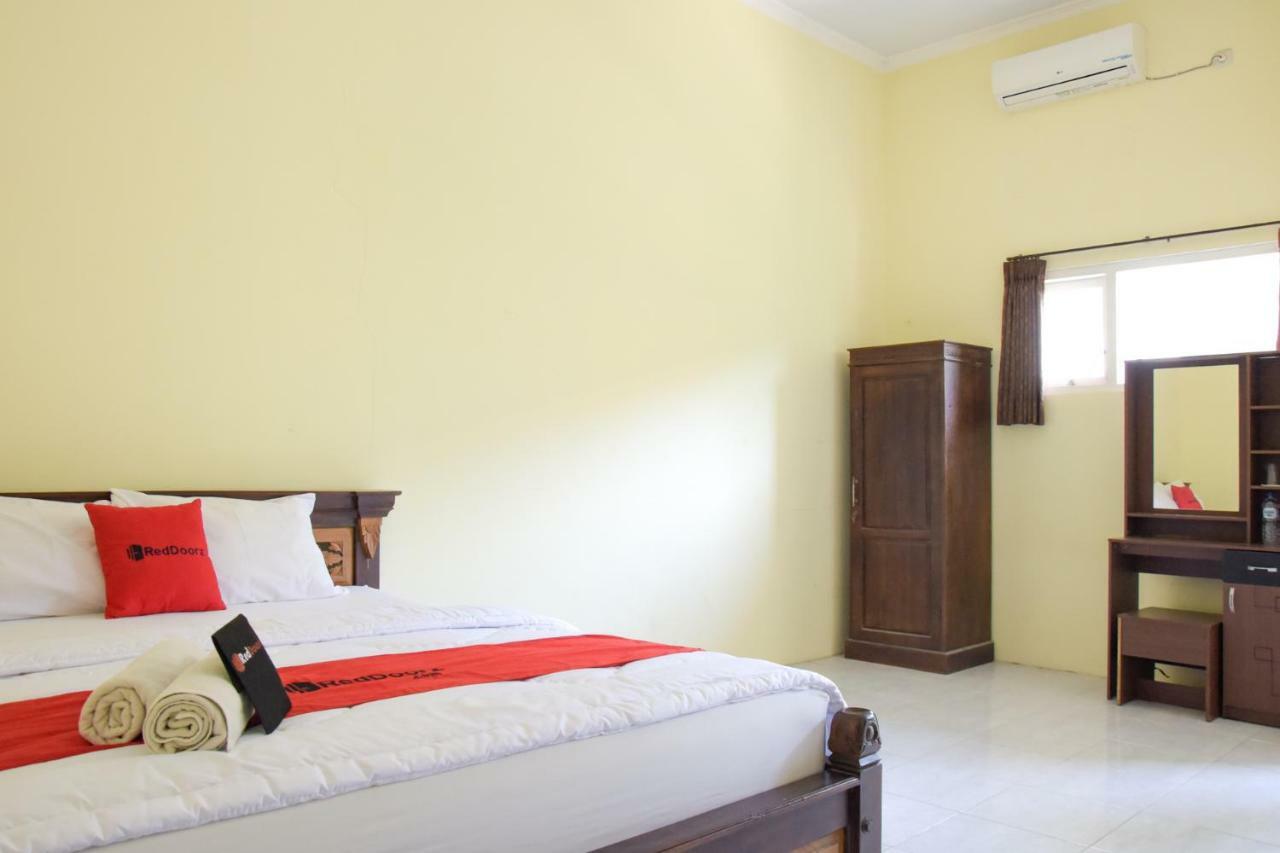 RedDoorz Syariah near Balai Kota Probolinggo 2 Hotel Bagian luar foto