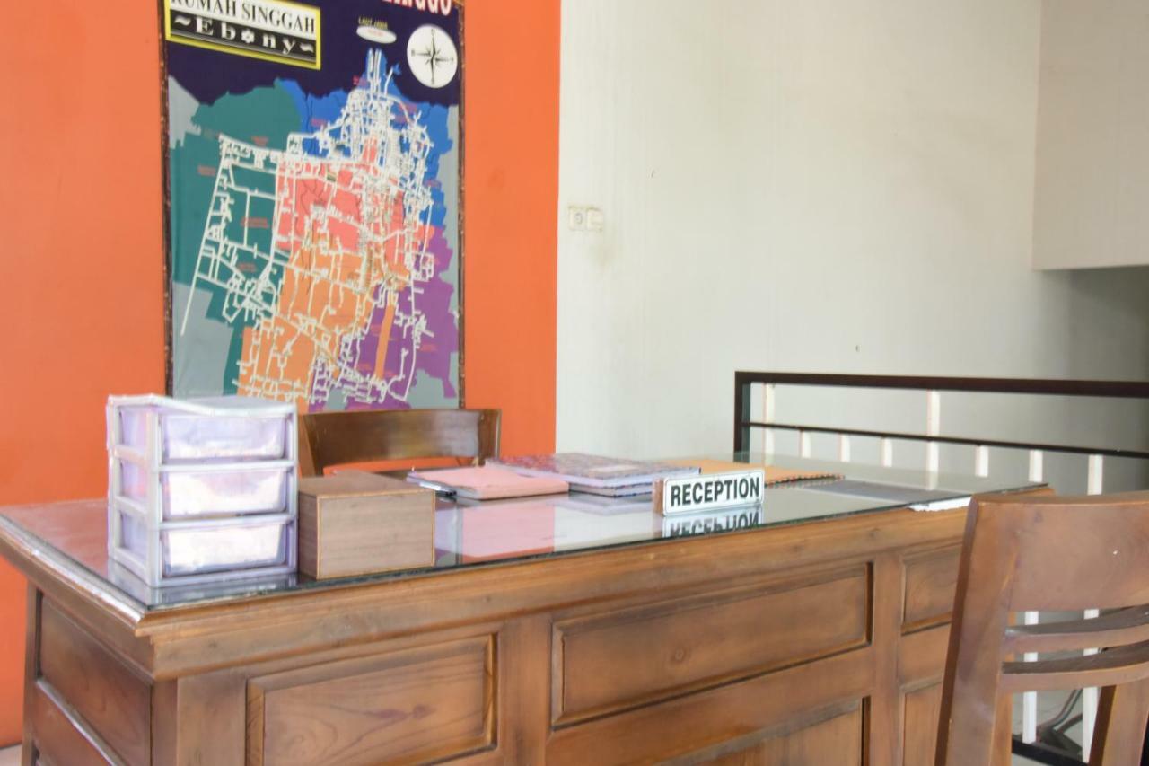 RedDoorz Syariah near Balai Kota Probolinggo 2 Hotel Bagian luar foto