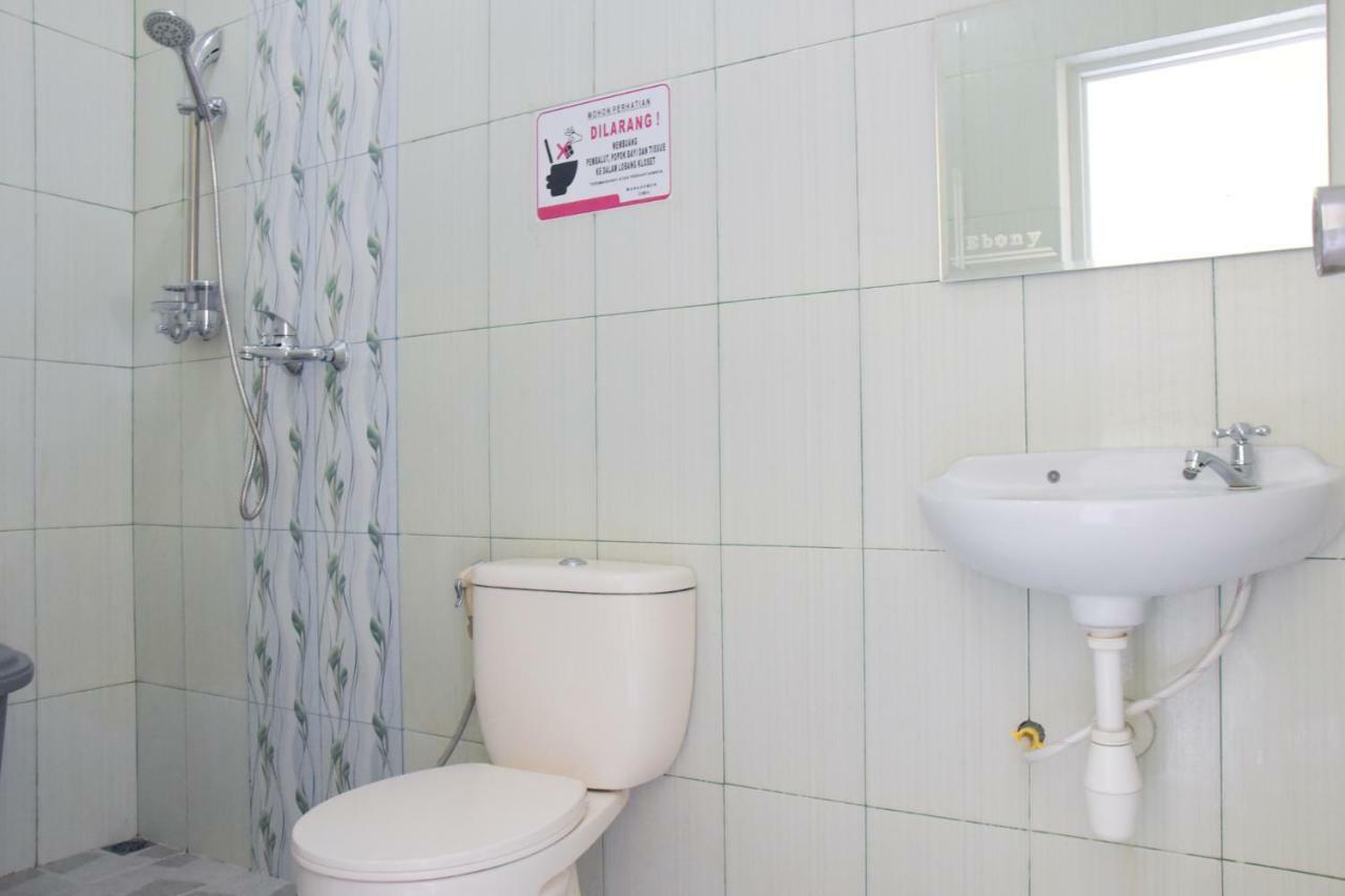 RedDoorz Syariah near Balai Kota Probolinggo 2 Hotel Bagian luar foto