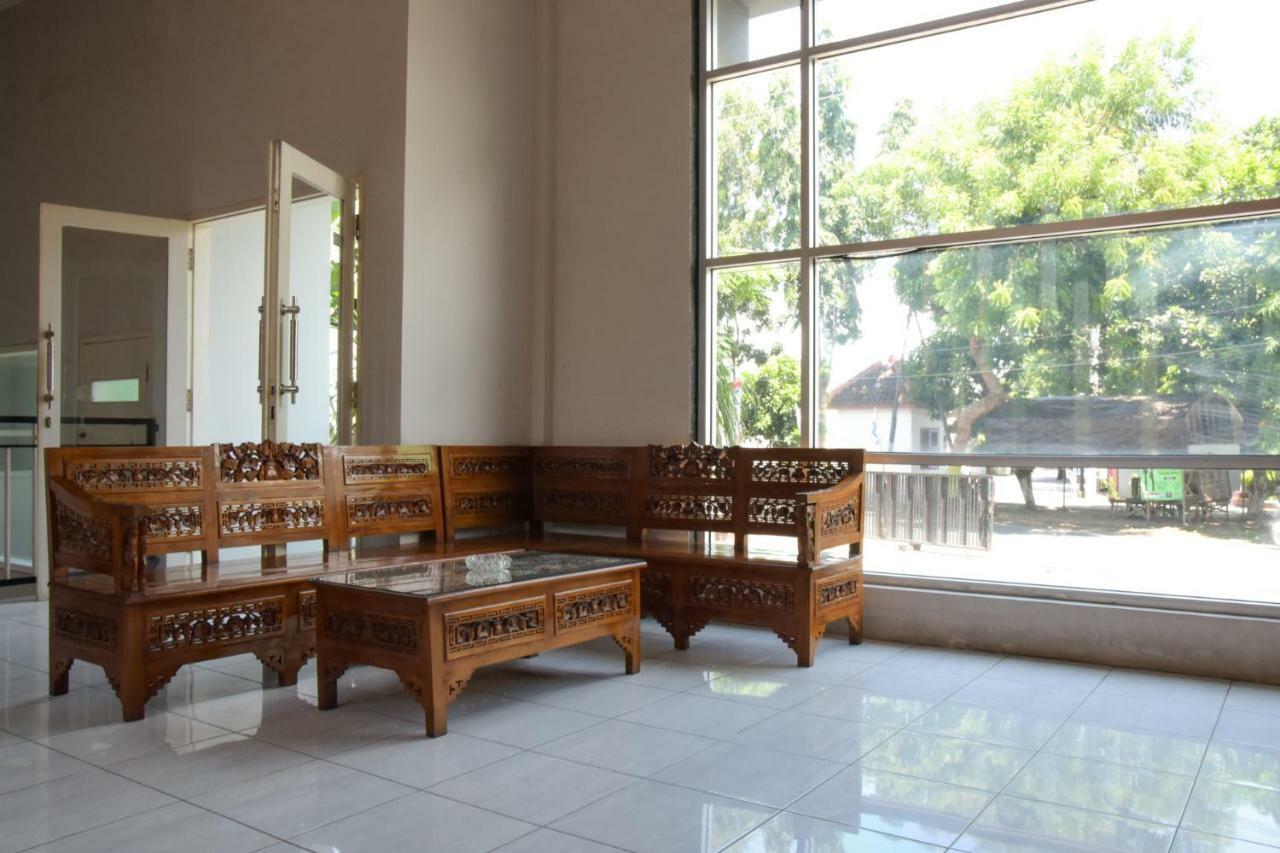 RedDoorz Syariah near Balai Kota Probolinggo 2 Hotel Bagian luar foto