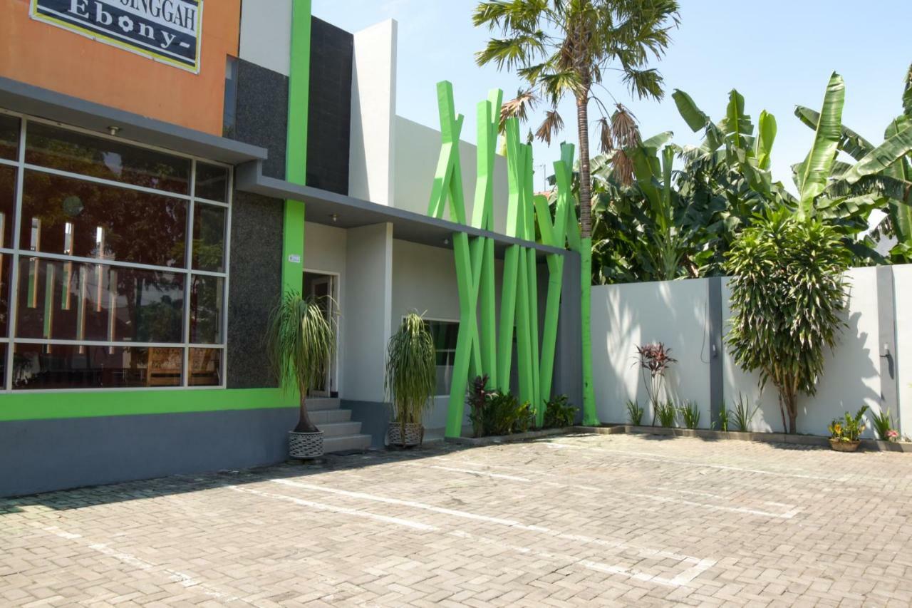 RedDoorz Syariah near Balai Kota Probolinggo 2 Hotel Bagian luar foto