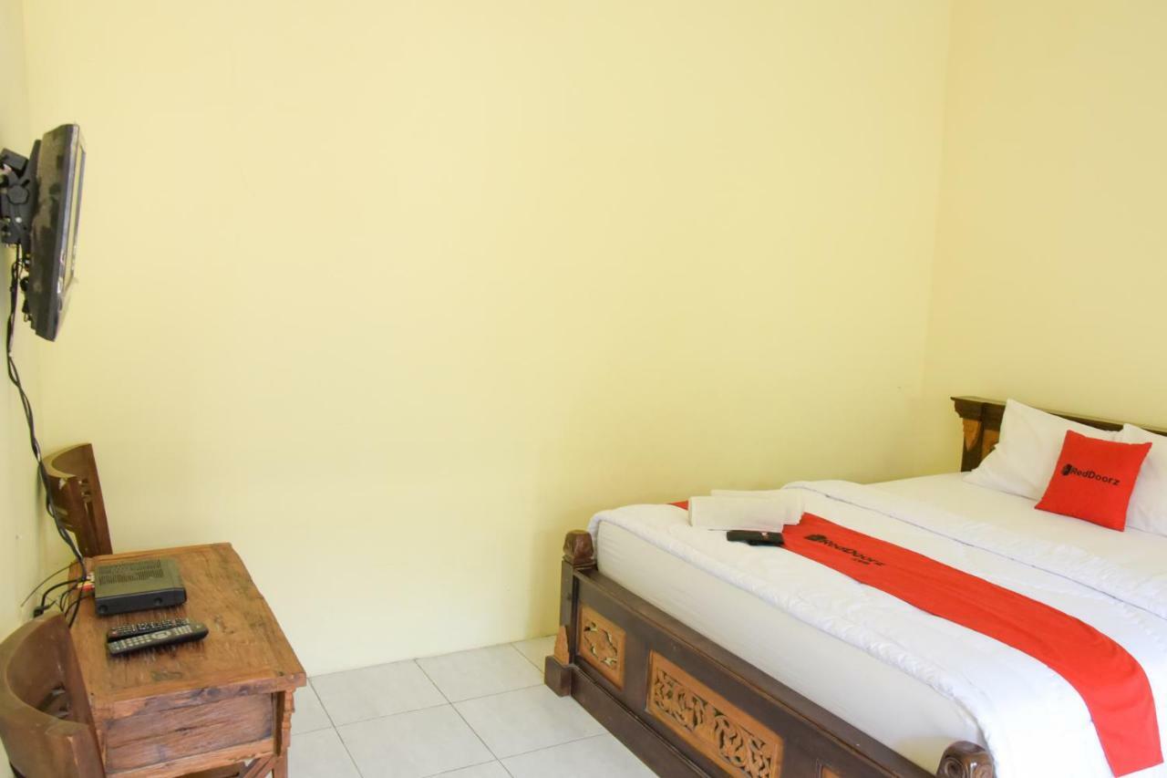 RedDoorz Syariah near Balai Kota Probolinggo 2 Hotel Bagian luar foto
