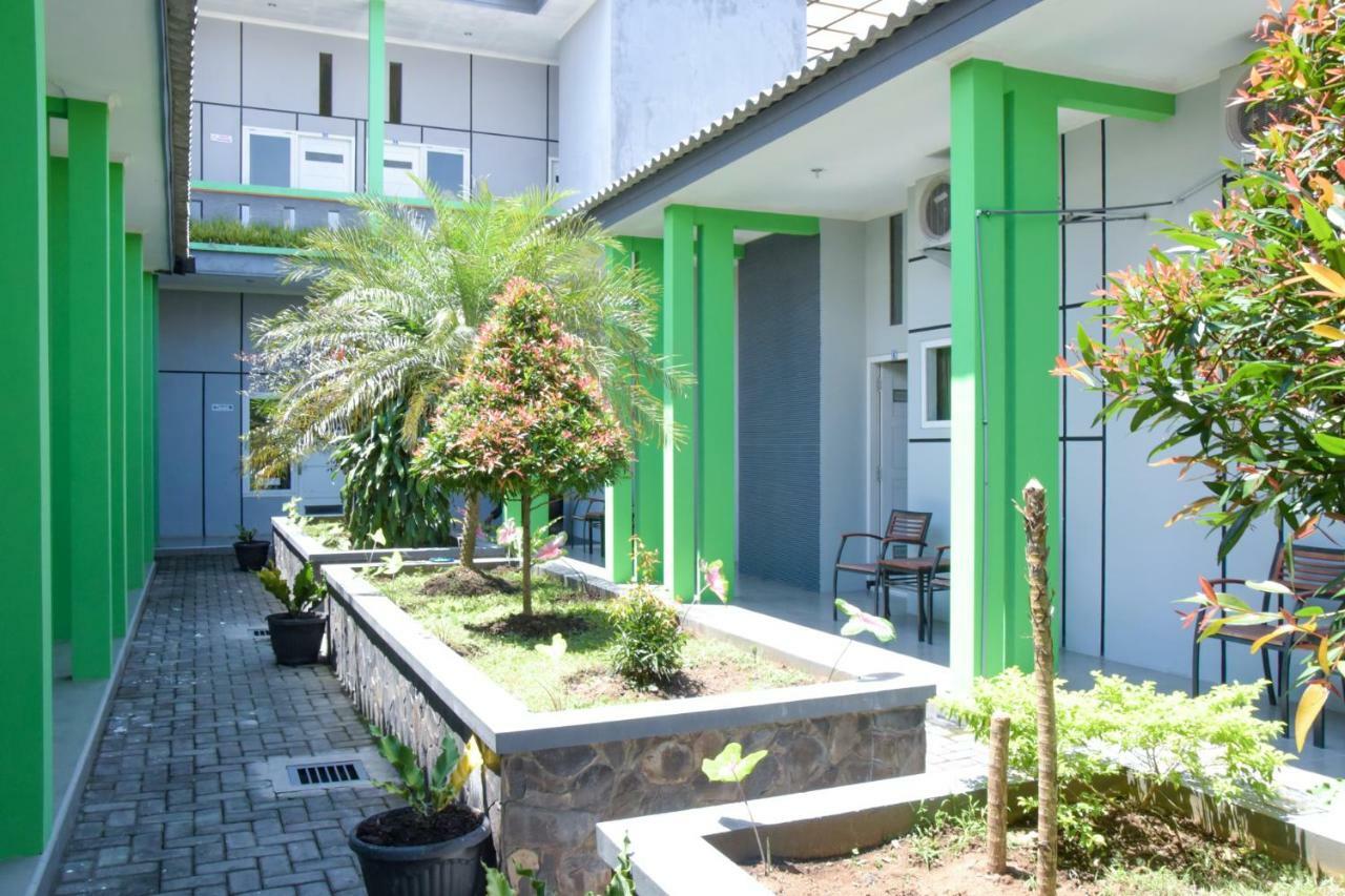 RedDoorz Syariah near Balai Kota Probolinggo 2 Hotel Bagian luar foto